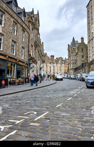 Cockburn Street ist eine malerische Straße in der Altstadt von Edinburgh Stockfoto