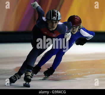 Die sechzehnjährige Elise Christie (rechts) aus Livingston in Schottland mit ihrer Teamkollegen Sarah Lindsay während eines Trainings auf der Agora-Eisbahn in Mailand vor der Kurzbahn-Eiskunstlauf-Weltmeisterschaft, die dort an diesem Wochenende stattfindet. Elise bei ihrer ersten Senior Championship ist Teil eines fünfköpfigen britischen Teams, das antritt. Stockfoto