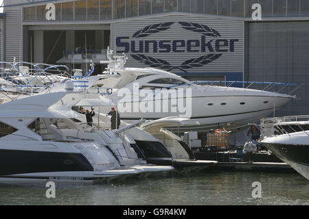 Allgemeine Ansicht des Hofes in Poole, Dorset, wo Luxusyachten von der lokalen Firma Sunseeker hergestellt werden. DRÜCKEN SIE VERBANDSFOTO. Bilddatum: Mittwoch, 7. März 2007. Bildnachweis sollte lauten: Chris Ison/PA Wire. Stockfoto