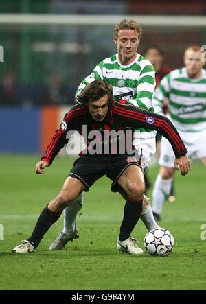 Um Andrea Pirlo von AC Mailand und Jiri Jarosik von Celtic kämpfen Der Ball Stockfoto