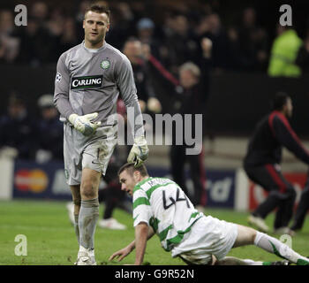 Celtic-Torhüter Artur Boric und Stephen McManus sehen niedergeschlagen aus, nachdem der AC Milan's Kaka beim UEFA Champions League First Knockout Round Second Leg-Spiel im San Siro, Mailand, punktet. Stockfoto