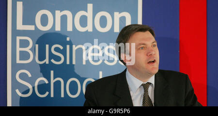 Der britische Finanzminister Ed Balls sprach an der London Business School in London. Stockfoto