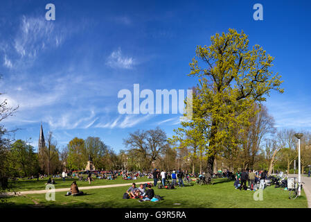 Menschen entspannen im Vondelpark in der Innenstadt von Amsterdam, Niederlande im Frühjahr. Stockfoto