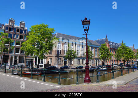 Straßenszene mit Laterne und Kanal in Amsterdam, Holland Stockfoto