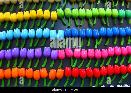 Hölzerne Tulpe Blumen Kühlschrankmagnete auf Verkauf in den Blumenmarkt in Amsterdam, Holland Stockfoto