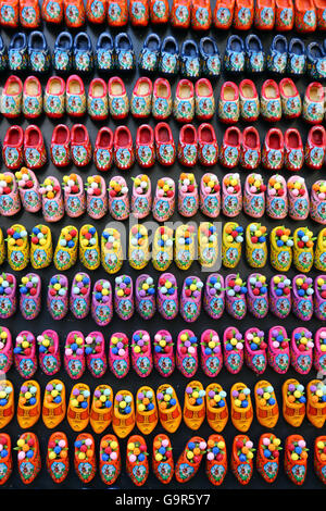 Holzschuhe-Kühlschrank-Magnete auf den Verkauf in den Blumenmarkt in Amsterdam, Holland Stockfoto