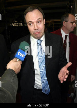 DUP MLA Nigel Dodds wird nach seiner Wahl in Nord-Belfast bei den Parlamentswahlen in Nordirland in der Kings Hall in Belfast interviewt. Stockfoto