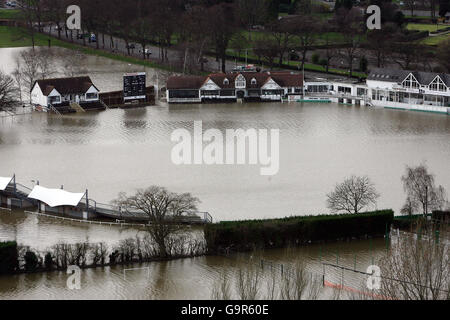 Worcestershire Cricket Ground New Road nach der vierten Flut des Winters. Der Fluss Severn platzte an seinen Ufern, um mehr als einen Fuß Wasser über das Außenfeld und den Platz liegen zu lassen, nur sechs Wochen vor der Eröffnung County Championship Clash mit Durham. Stockfoto