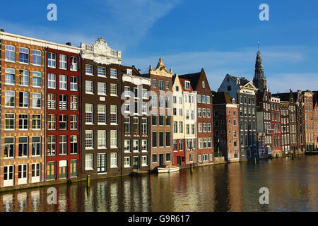 Traditionelle Häuser auf dem Damrak Kanal in Amsterdam, Holland Stockfoto