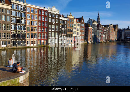 Traditionelle Häuser auf dem Damrak Kanal in Amsterdam, Holland Stockfoto