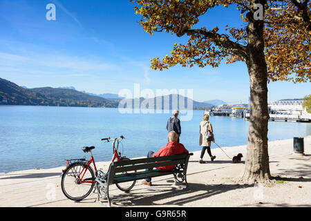 den Wörthersee, schwimmende Bühne im Hinblick auf den Aussichtsturm am Pyramidenkogel, Klagenfurt bin Wörthersee, Österreich, K Stockfoto