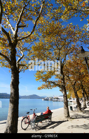 den Wörthersee, schwimmende Bühne im Hinblick auf den Aussichtsturm am Pyramidenkogel, Klagenfurt bin Wörthersee, Österreich, K Stockfoto