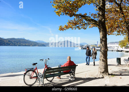 den Wörthersee, schwimmende Bühne im Hinblick auf den Aussichtsturm am Pyramidenkogel, Klagenfurt bin Wörthersee, Österreich, K Stockfoto