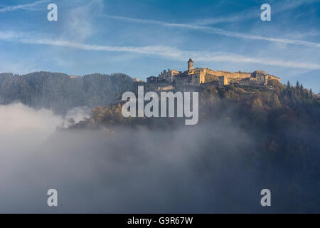 Burg Landskron im Morgennebel, Villach, Österreich, Kärnten, Carinthia, Stockfoto