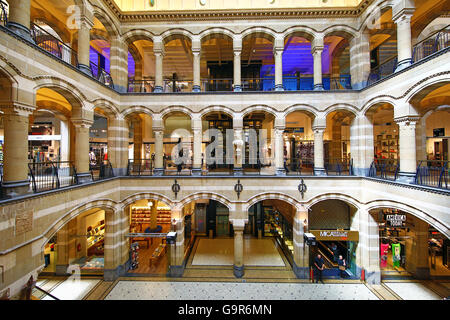 Innenraum des Einkaufszentrum Magna Plaza und Mall in Amsterdam, Holland Stockfoto