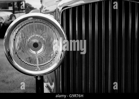 Vordere Lampe auf einem Oldtimer Rolls-Royce in schwarz-weiß & Stockfoto