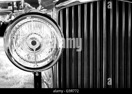 Vordere Lampe auf einem Vintage Rolls-Royce mit einem Solarisation Effekt Stockfoto