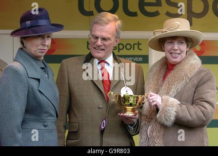 Ihre Königliche Hoheit Prinzessin Anne überreicht die Trophäe den Besitzern Mr und Mrs Clive Smith für den Sieg mit Kauto Star Im Totesport Cheltenham Gold Cup Chase (Klasse 1) Stockfoto