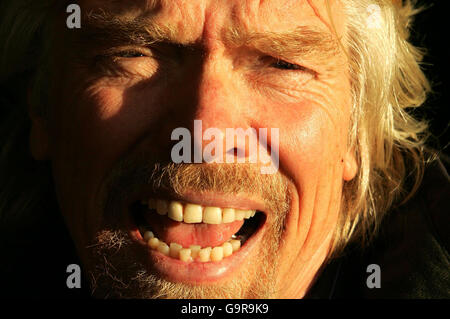 Virgin Trains Chef Richard Branson spricht mit den Medien außerhalb des Londoner Euston Bahnhofs. Stockfoto