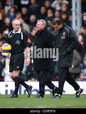 Fußball - FA Barclays Premiership - Fulham / Manchester United - Craven Cottage. Der Manager von Manchester United, Sir Alex Ferguson, und der Assistent Carlos Queiroz sprechen mit Schiedsrichter Peter Walton Stockfoto