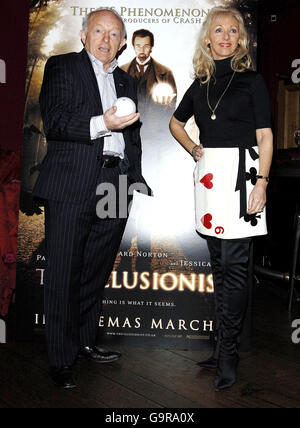 Der Zauberer Paul Daniels und seine Frau Debbie McGee kommen zur Special Magician's Screening of the Illusionist im Soho Hotel im Zentrum von London. Stockfoto