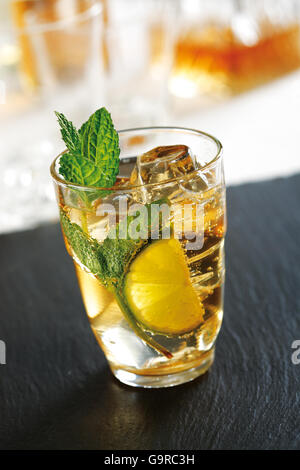 Mojito Cocktail, typisch aus Kuba. Gemacht mit Minze, Limettensaft, Rum und Eis auf Schiefer. Stockfoto