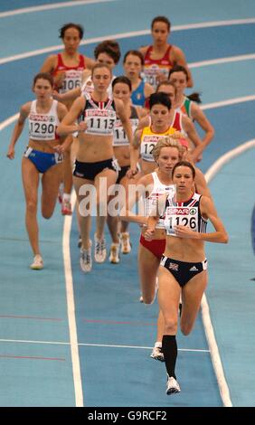 Die britische Jo Pavey führt das Feld bei den Frauen an 3000-m-Rennen Stockfoto