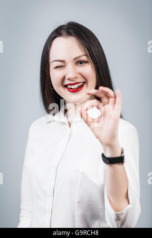 Junge schöne Frau zeigt OK Sign. Stockfoto