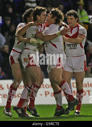 St Helens Matt Gidley feiert mit Keiron Cunningham nach seinem ersten Versuch der zweiten Halbzeit gegen Warrington während des Engage Super League-Spiels im Halliwell Jones Stadium, Warrington. Stockfoto