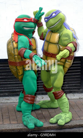 Teenage Mutant Ninja Turtles Raphael, Left, und Michelangelo starten den neuen Film TMNT: The Movie in London. Stockfoto