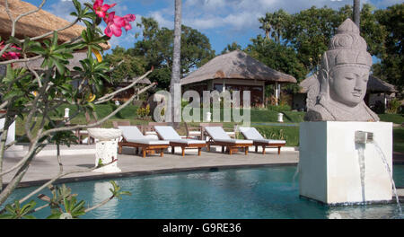 Sonnenliegen am Pool, Hotel Siddhartha, Dive Resort & Spa, Bali, Indonesien, Bali / Tulamben Stockfoto