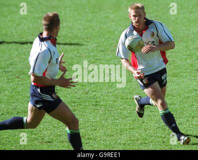 Iain Balshaw von British Lions geht während des Trainings an Dafydd James Im Sydney Football Stadium vor ihrem Spiel gegen Die NSW-Waratahs am Samstag Stockfoto