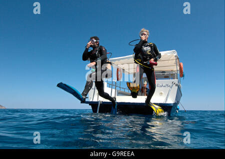 Taucher, Boot, Malediven abspringen / Tauchpumpe Stockfoto