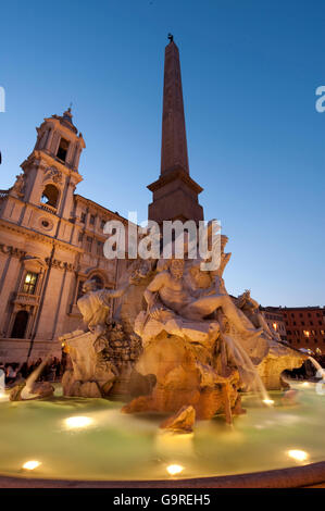 Brunnen der vier Flüsse, von Gian Lorenzo Bernini, Piazza Navona, Rom, Latium, Italien / Fontana dei Quattro Fiumi Stockfoto
