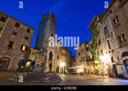 Piazza della Cisterna, San Gimignano, Toskana, Italien Stockfoto