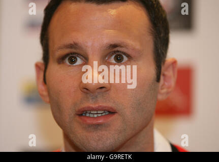 Fußball - Wales Pressekonferenz - Jurys Ballsbridge Hotel - Dublin. Der walisische Fußballkapitän Ryan Giggs spricht bei einer Pressekonferenz im Jurys Ballsbridge Hotel, Dublin, mit den Medien. Stockfoto