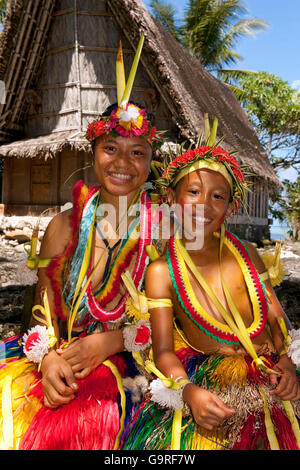 Mädchen und jungen, angeseilt für traditionelle Bambus Tanz, Yap-Insel, Yap-Inseln, Föderierte Staaten von Mikronesien Stockfoto