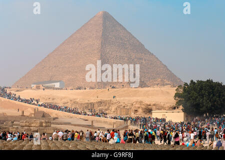 Die große Pyramide von Giza, Sonnenbarke, Touristen, Pyramiden von Giza, Gizeh, Ägypten / Pyramide des Cheops Stockfoto