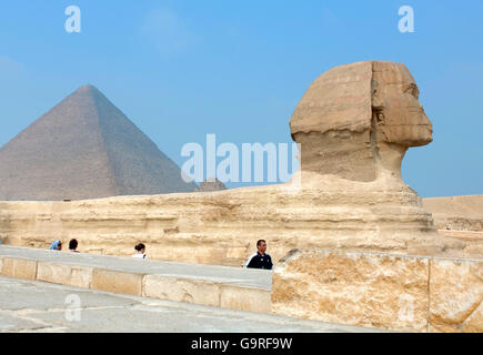 Die große Sphinx von Gizeh, die große Pyramide von Gizeh, die Pyramiden von Giza, Gizeh, Ägypten / der Cheops Pyramide des Cheops Pyramide Stockfoto