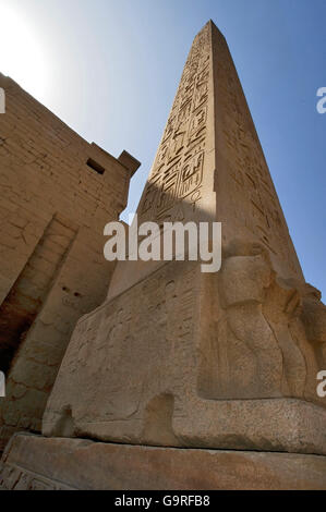 Obelisk des Pharao Ramses II., Eingang des Luxor-Tempels, Theben, Luxor, Ägypten / Luxor-Tempel Stockfoto