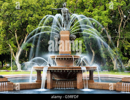 Front Nahaufnahme Archibald Brunnen und Bäche in Sydney Hyde Park vor grünen Bäume. Stockfoto