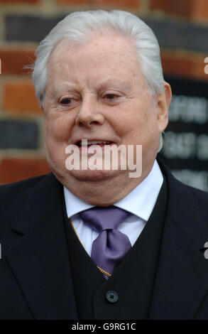 Entertainer Danny La Rue nimmt an der Beerdigung von John Inman im Golders Green Crematorium im Norden Londons Teil. Stockfoto