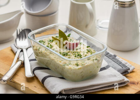 Ein Fisch Pie in eine rechteckige Schale, garniert mit Lorbeer und Knoblauch Stockfoto