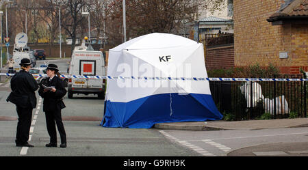 Polizisten stehen auf der Hall Road in Leytonstone, East London, nachdem ein 14-jähriger Junge bei einem Bandmesser-Angriff tödlich erstochen wurde, bei dem sich auch ein 15-Jähriger in einem kritischen Zustand befand. Stockfoto