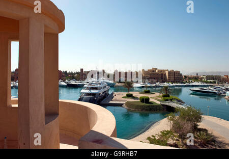 Gefälschte Leuchtturm, yacht-Hafen, Abu Tig Marina, el-Guna, Ägypten / umgebaut Stockfoto