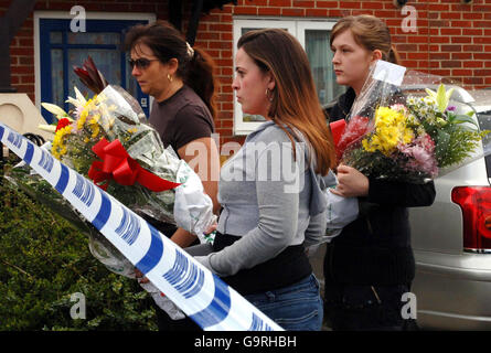 Mitglieder der Öffentlichkeit kommen mit Blumen in die Hall Road in Leytonstone, East London, nachdem gestern Abend ein 14-jähriger Junge starb, nachdem er in kurzer Entfernung bei einem Bandenmesser-Angriff erstochen wurde, bei dem sich auch ein 15-Jähriger in einem kritischen Zustand befand. Stockfoto