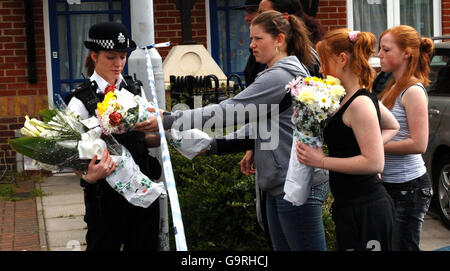 Mitglieder der Öffentlichkeit kommen mit Blumen in die Hall Road in Leytonstone, East London, nachdem gestern Abend ein 14-jähriger Junge starb, nachdem er in kurzer Entfernung bei einem Bandenmesser-Angriff erstochen wurde, bei dem sich auch ein 15-Jähriger in einem kritischen Zustand befand. Stockfoto