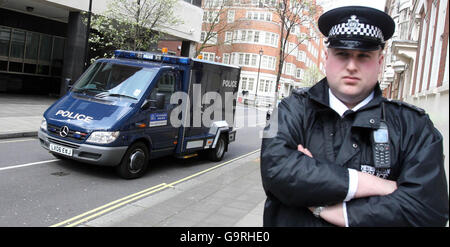 Ein Polizeiwagen wird vor dem Westminster Magistrates Court, London, gesehen, wo Mohammed Shakil, 30, Sadeer Saleem, 26, und Waheed Ali, 23, erschien heute angeklagt wegen Verschwörung mit den Selbstmordattentätern vom 7. Juli, um Londons Touristenattraktionen und sein Verkehrsnetz anzuvisieren. Stockfoto