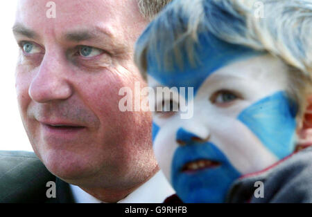 Schottlands erster Minister Jack McConnell und der fünfjährige Thomas Boland verbringen den Ostersamstag auf dem Wahlkampfweg und treffen die Wähler am legendären Falkirk Wheel. Stockfoto