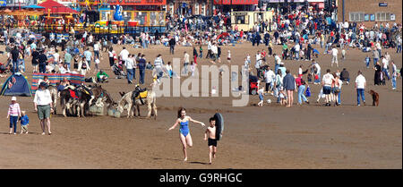 Die Menschen genießen das warme Wetter am Strand von Scarborough über das Osterwochenende. Stockfoto